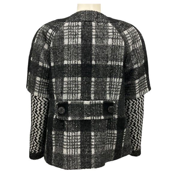 CHANEL BLACK / GREY / SILVER 2016 CC LOGO BUTTON FANTASY TWEED JACKET - Picture 3 of 6